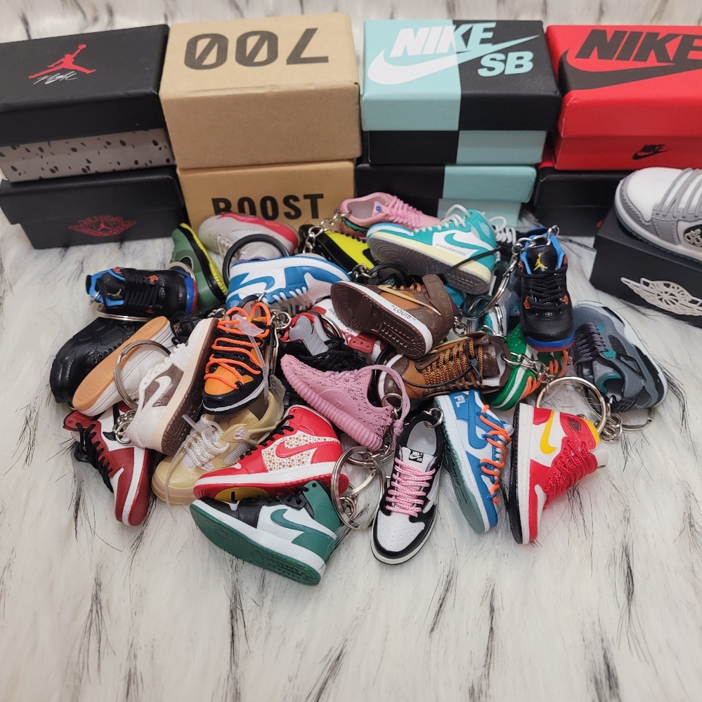 NIKE / ZEEZY  / JORDAN KEY CHAINS COME WITH BOX AND MINI SHOE RANDOM PULL